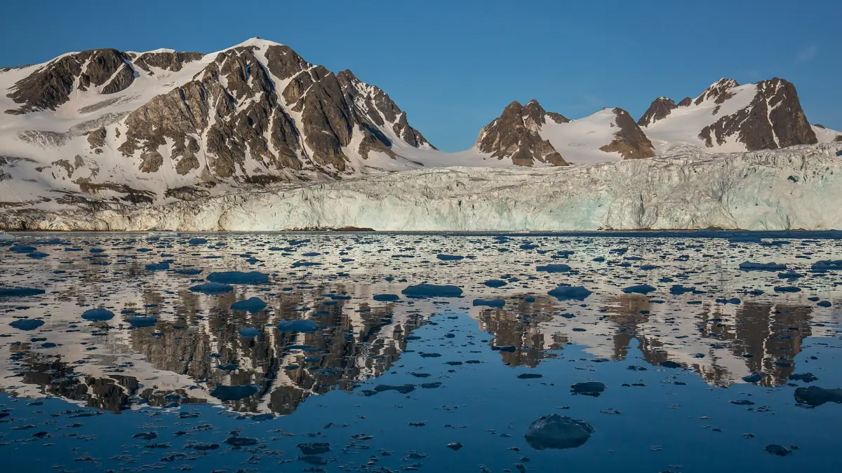 Abendsonne über einer Gletscherbucht auf Svalbard