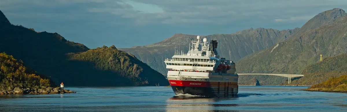 Et hurtigruteskip i Raftsundet