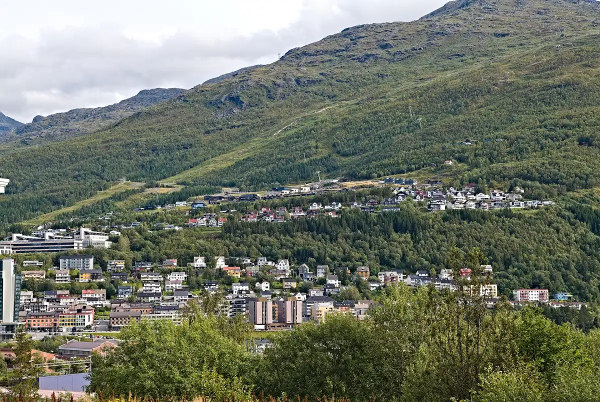 Narvik i fjellsiden over fjorden