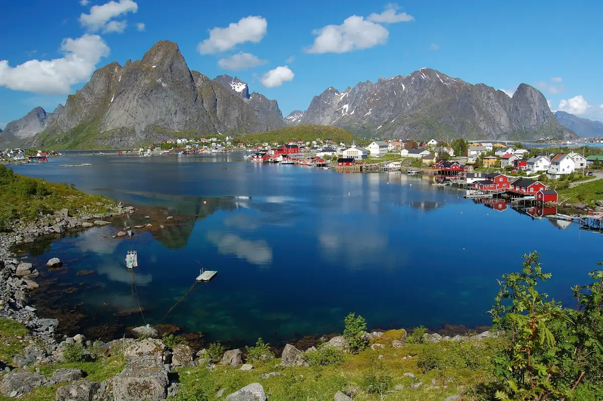 Reine i Lofoten speiler seg i fjorden