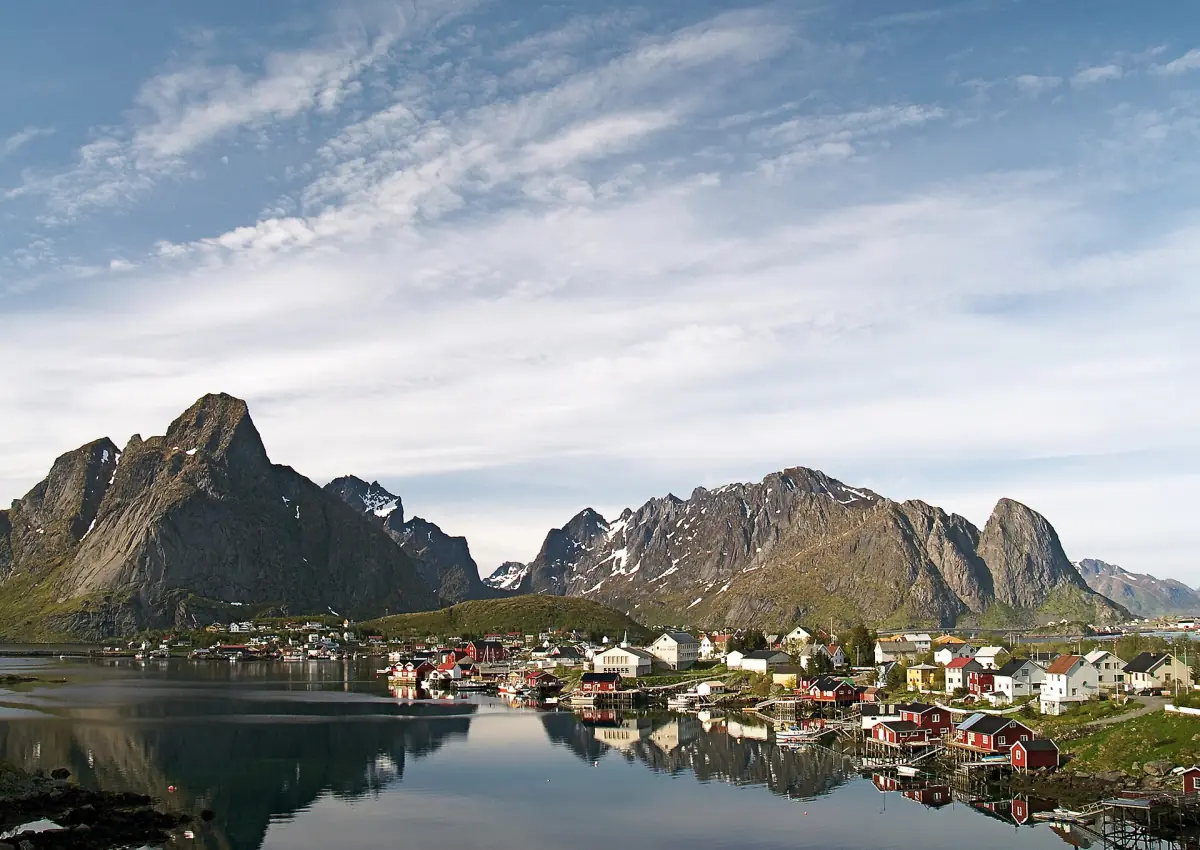 The village of Reine and its mountains